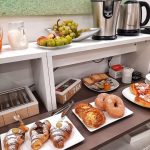 Buffet colazione completo con cornetti, frutta fresca, succhi e torte artigianali in B&B a Palermo.