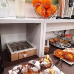 Selezione di cornetti freschi di pasticceria farciti con crema e cioccolato per gli ospiti del B&B.
